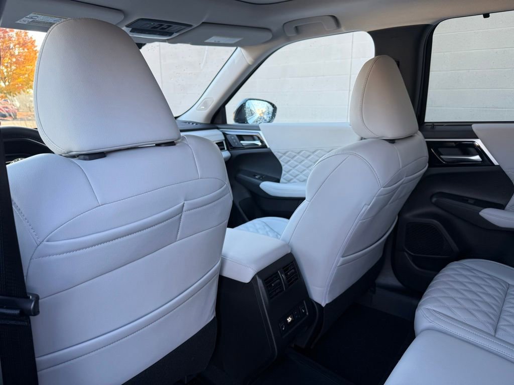 New 2025 Mitsubishi Outlander SEL image 23