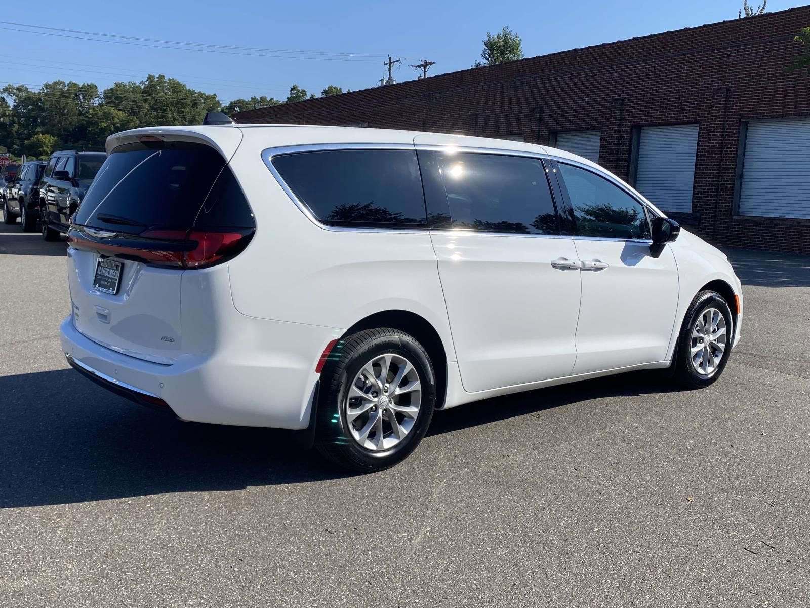 New 2026 Chrysler Pacifica Select AWD/4WD image 8