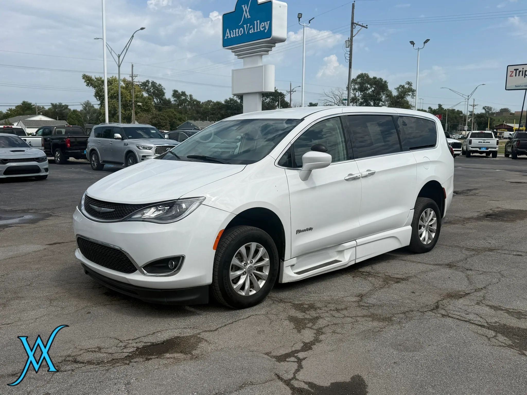 Used 2018 Chrysler Pacifica Touring Plus FWD image 3