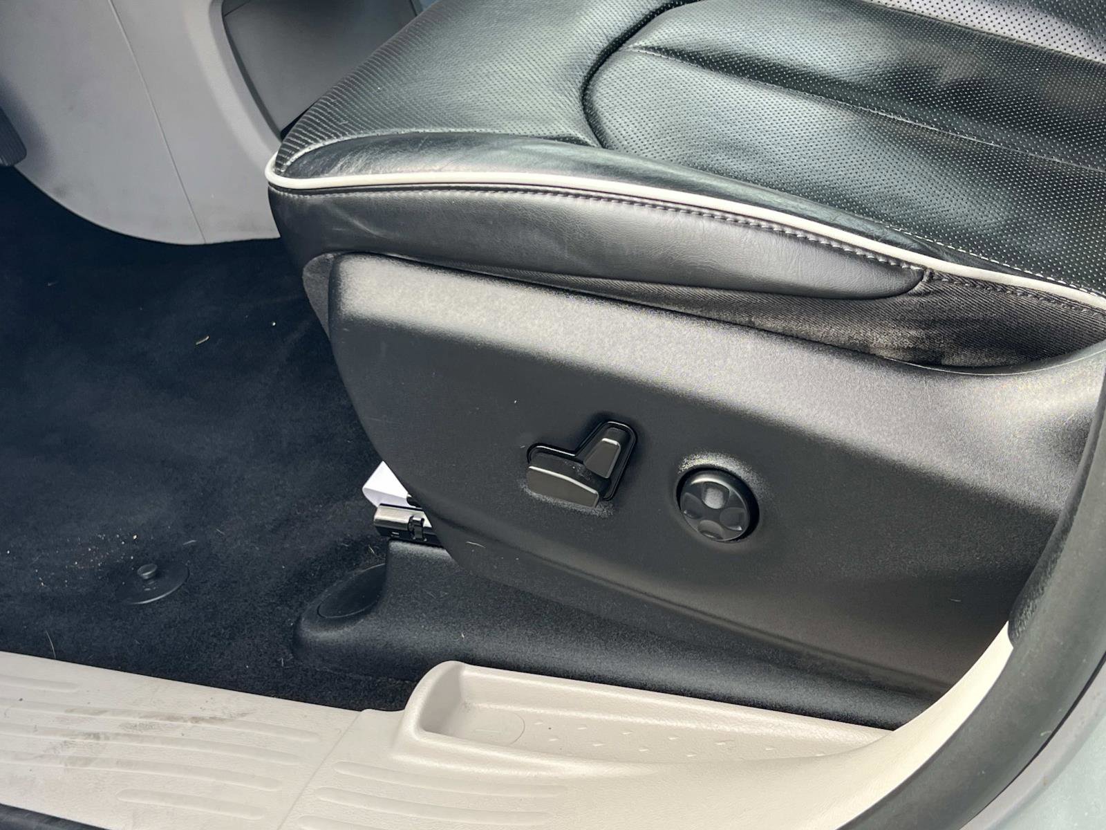 Used 2022 Chrysler Pacifica Limited w/ Uconnect Theater Family Group image 20