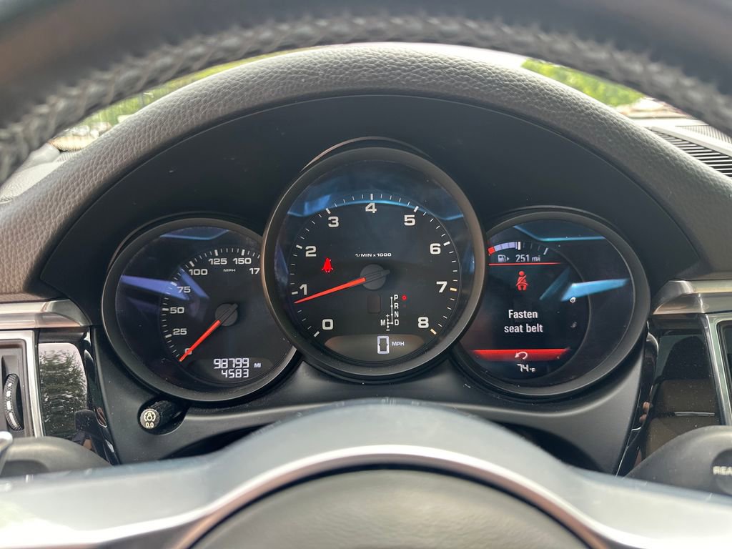 Used 2018 Porsche Macan AWD/4WD image 24