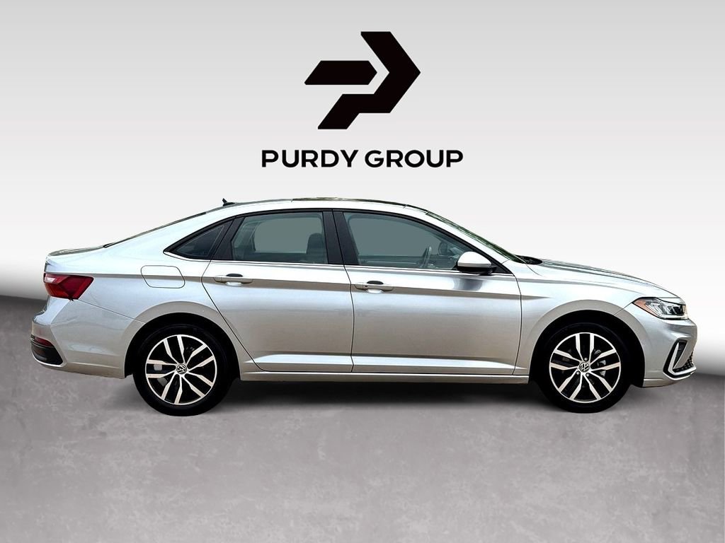 Used 2025 Volkswagen Jetta SE FWD image 9