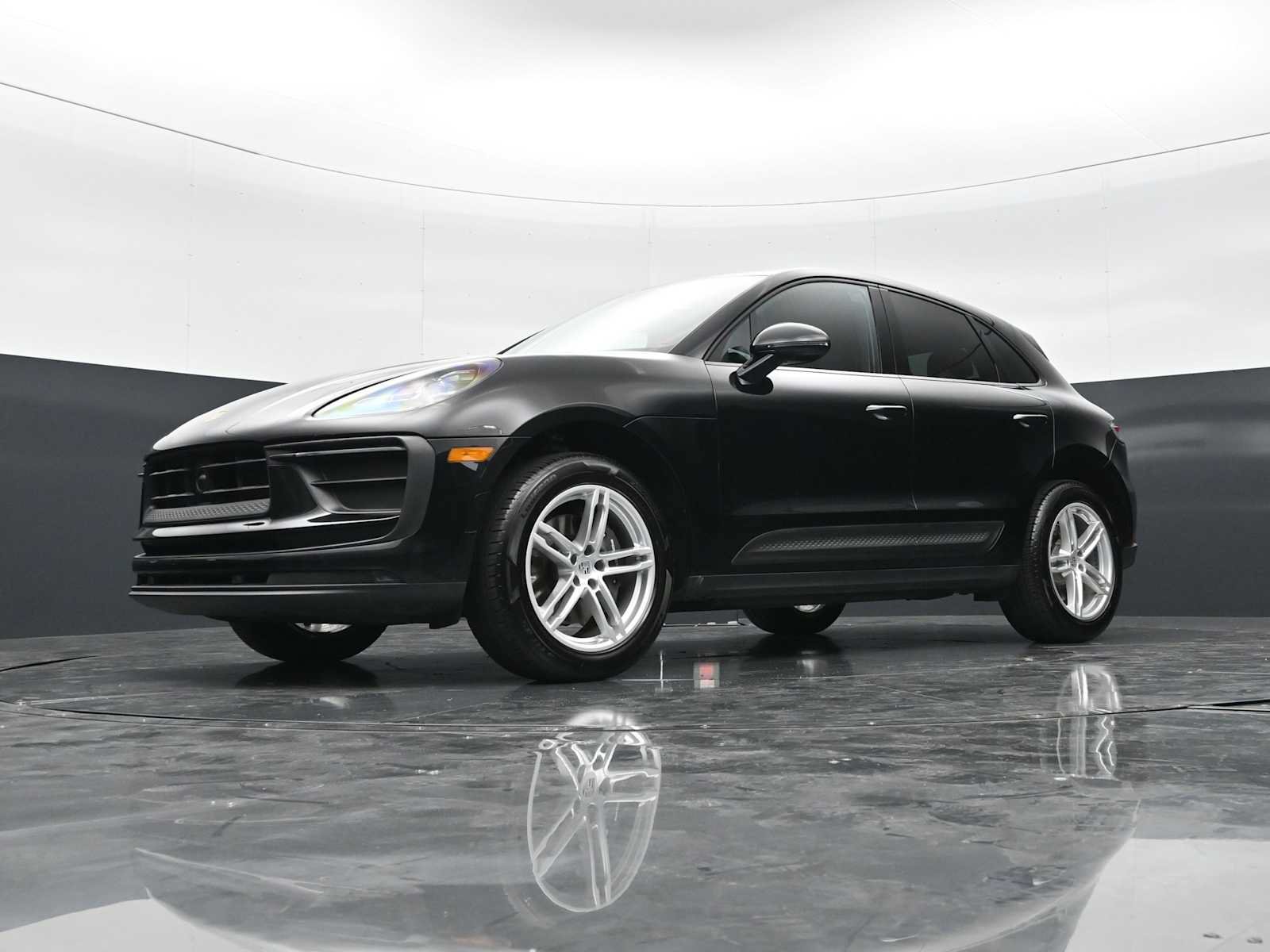 Certified 2024 Porsche Macan AWD/4WD image 35