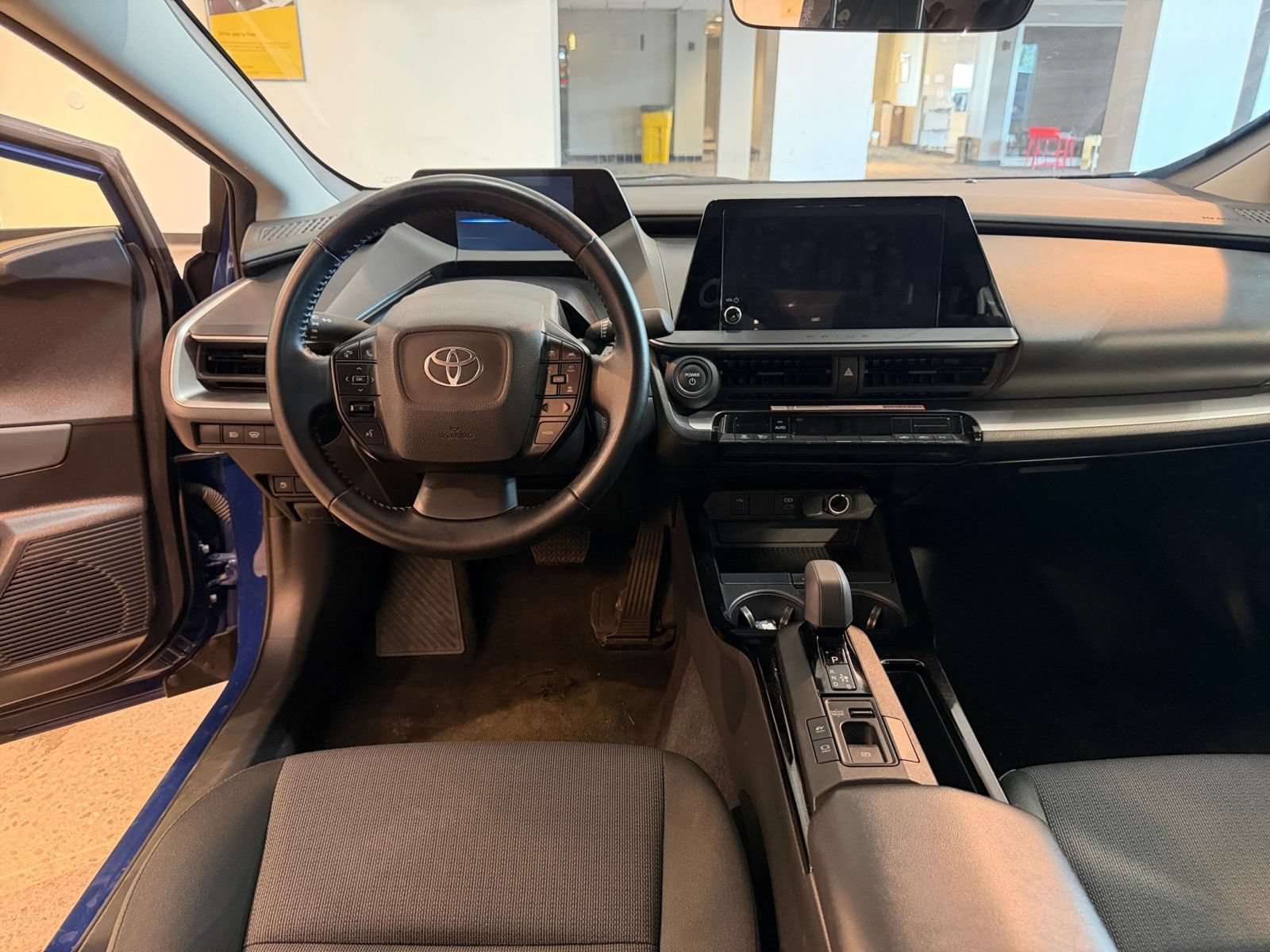 Used 2025 Toyota Prius LE FWD image 32