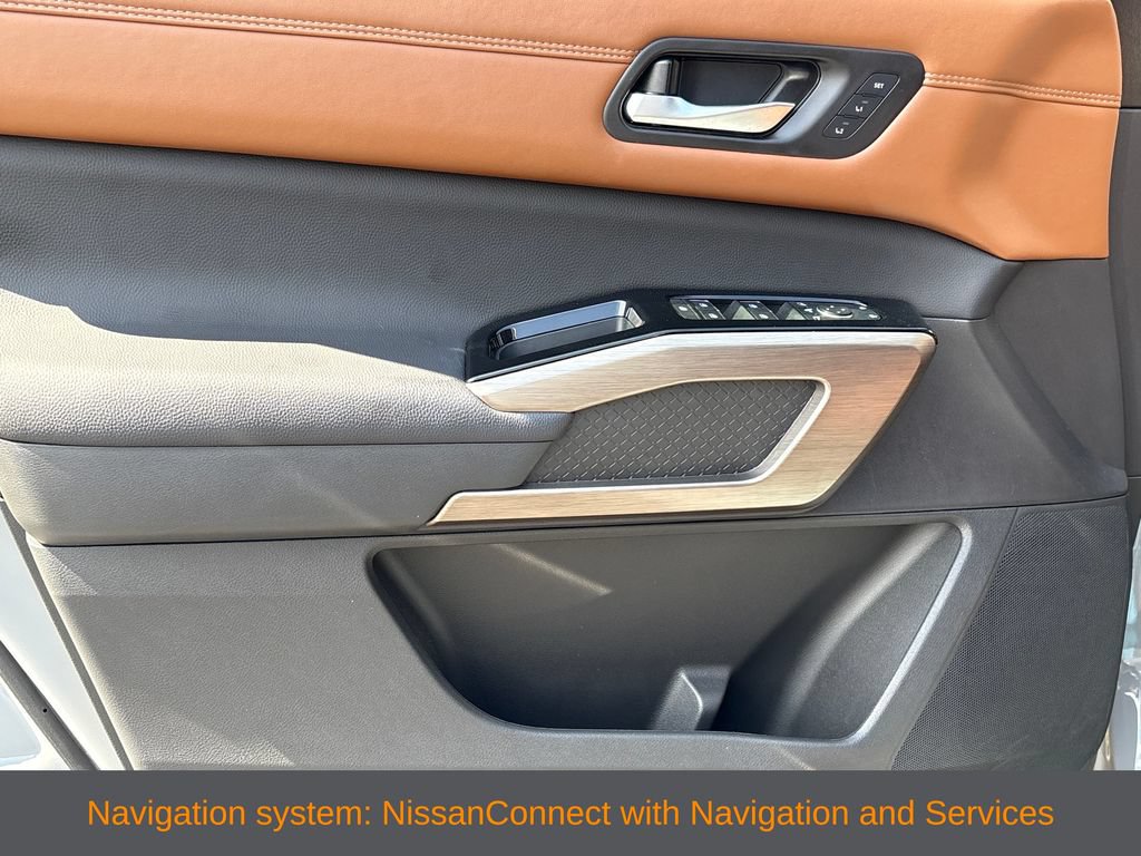 Used 2025 Nissan Pathfinder Platinum FWD image 3