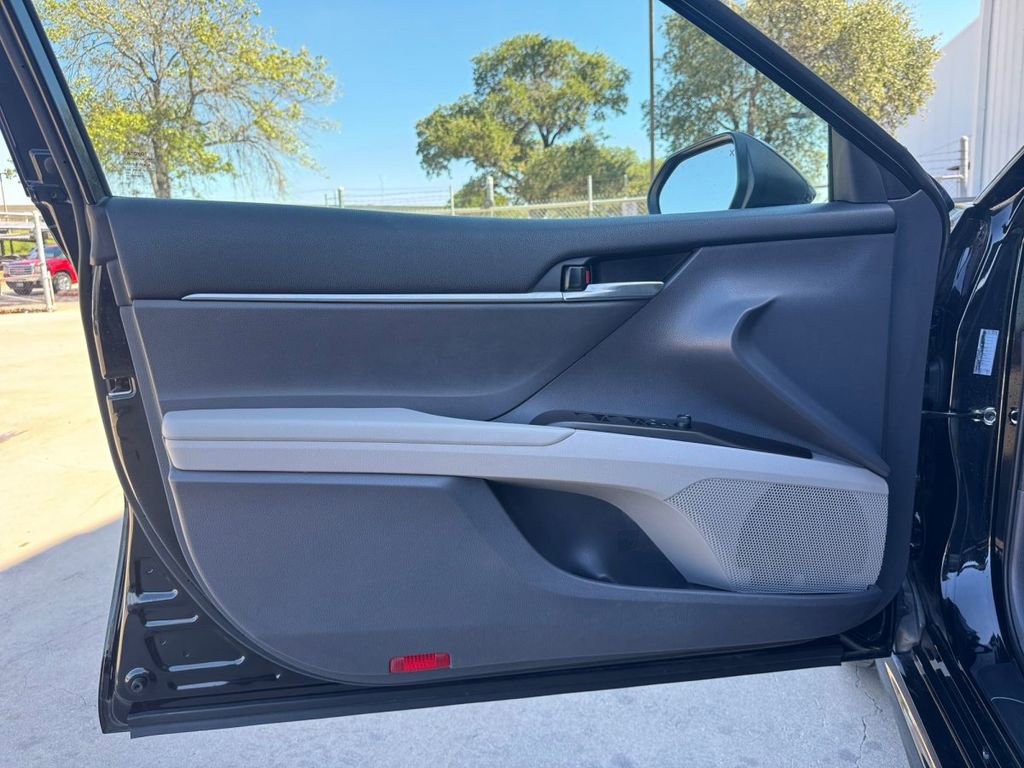 Used 2022 Toyota Camry SE image 4