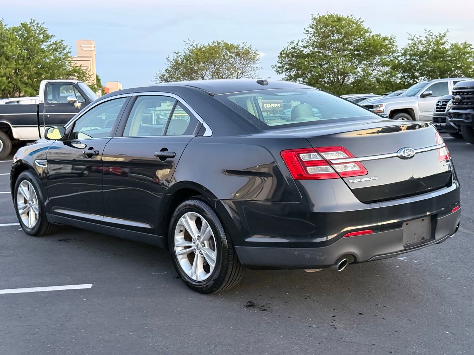 Used 2015 Ford Taurus SE FWD image 6