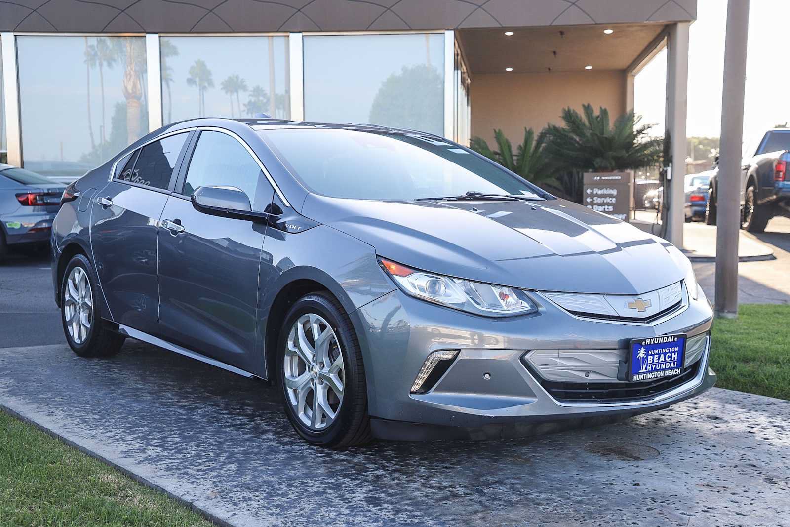 Used 2018 Chevrolet Volt Premier w/ Driver Confidence Package FWD image 3