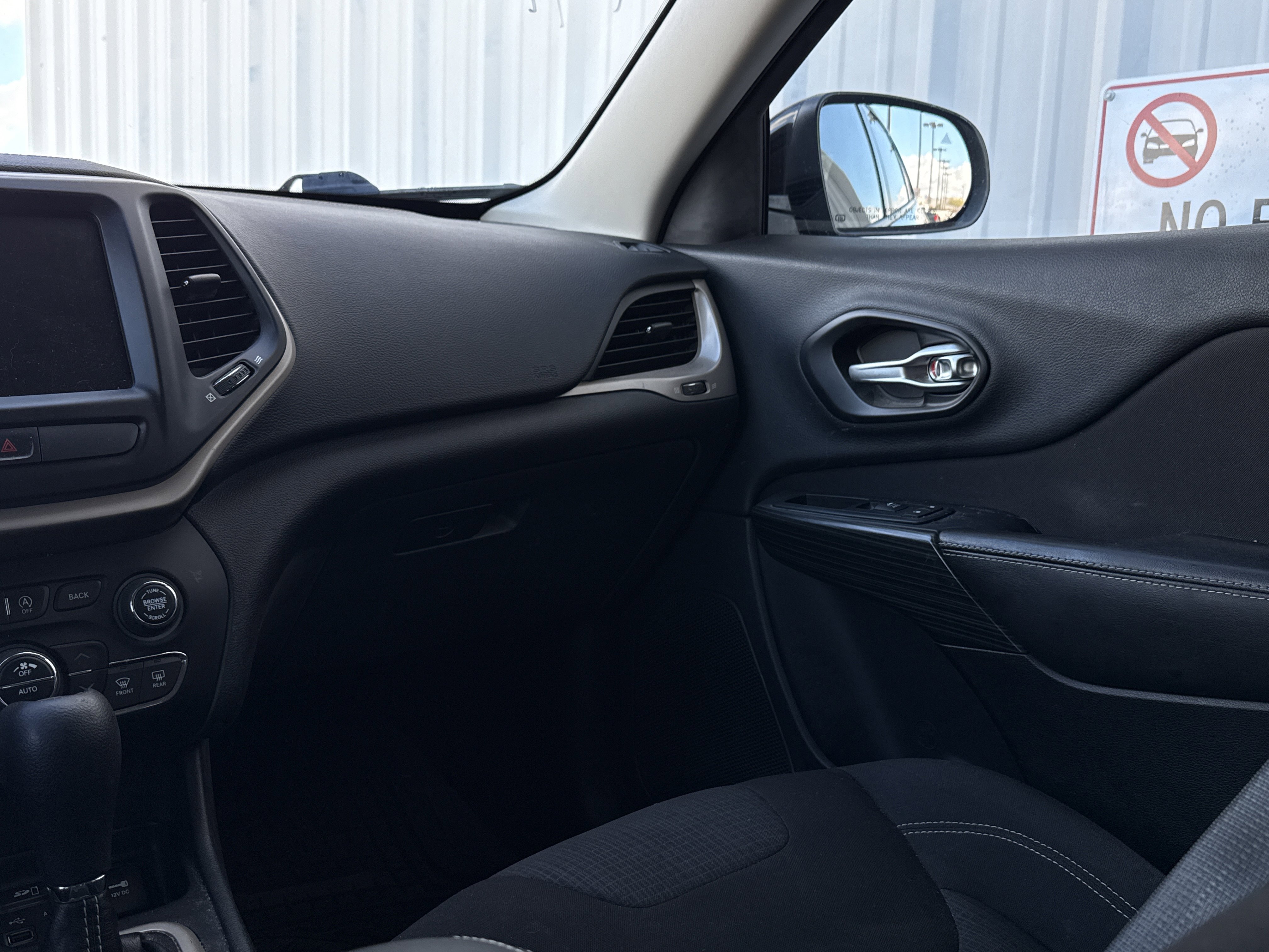 Used 2016 Jeep Cherokee Latitude w/ Comfort/Convenience Group image 14