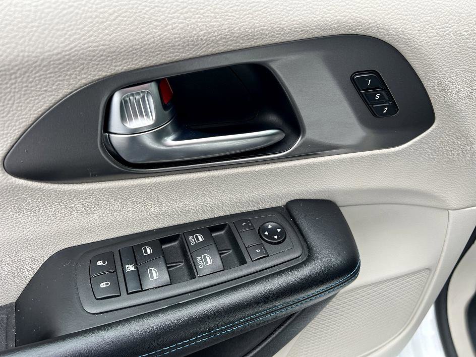 Used 2021 Chrysler Pacifica Touring-L image 19
