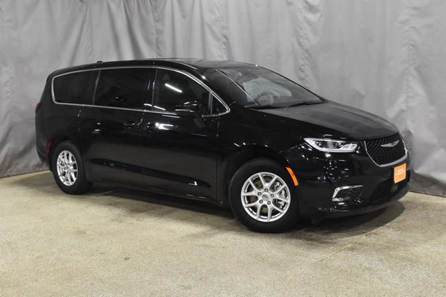 Certified 2025 Chrysler Pacifica Select image 4