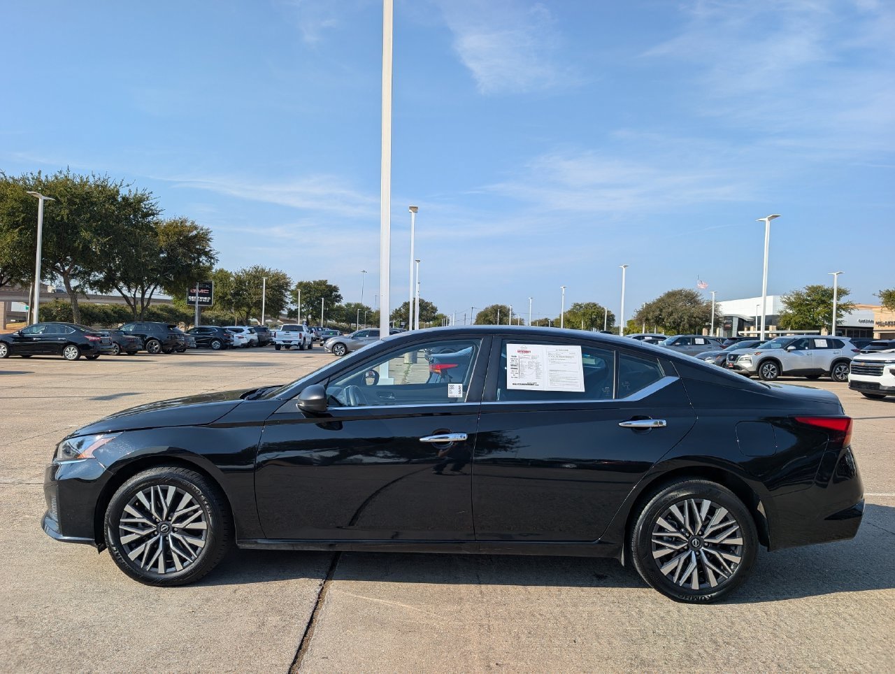 Used 2025 Nissan Altima 2.5 SV AWD/4WD image 3