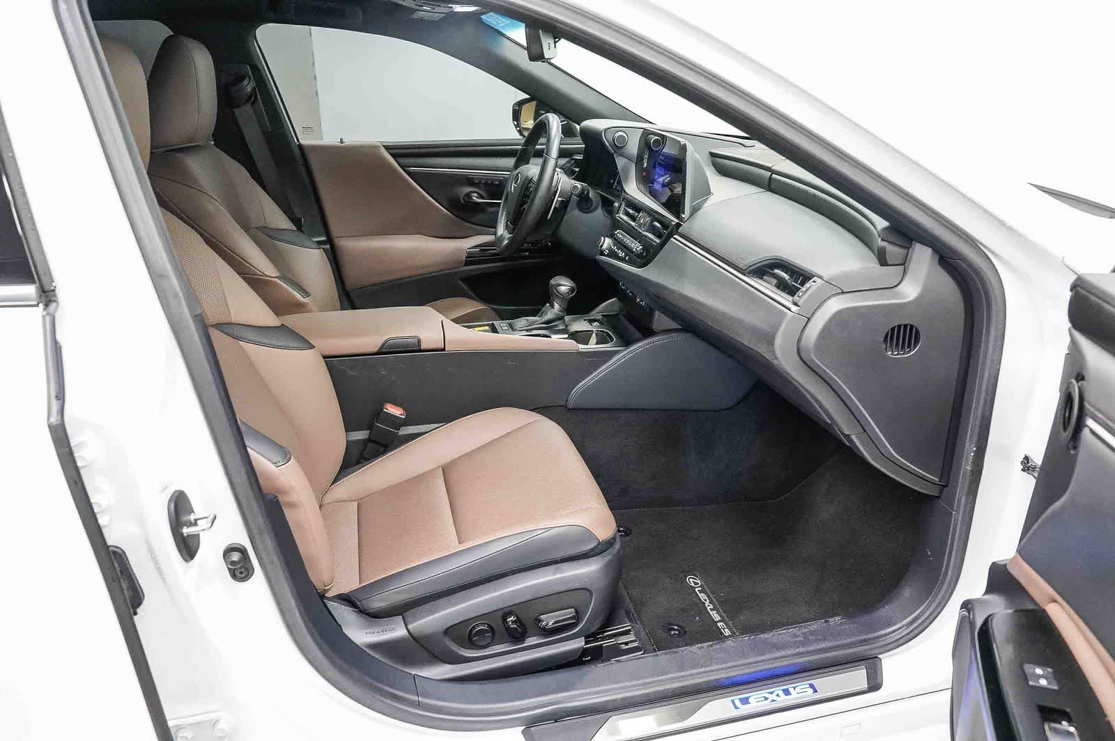 Used 2025 Lexus ES 300h w/ Premium Package FWD image 17
