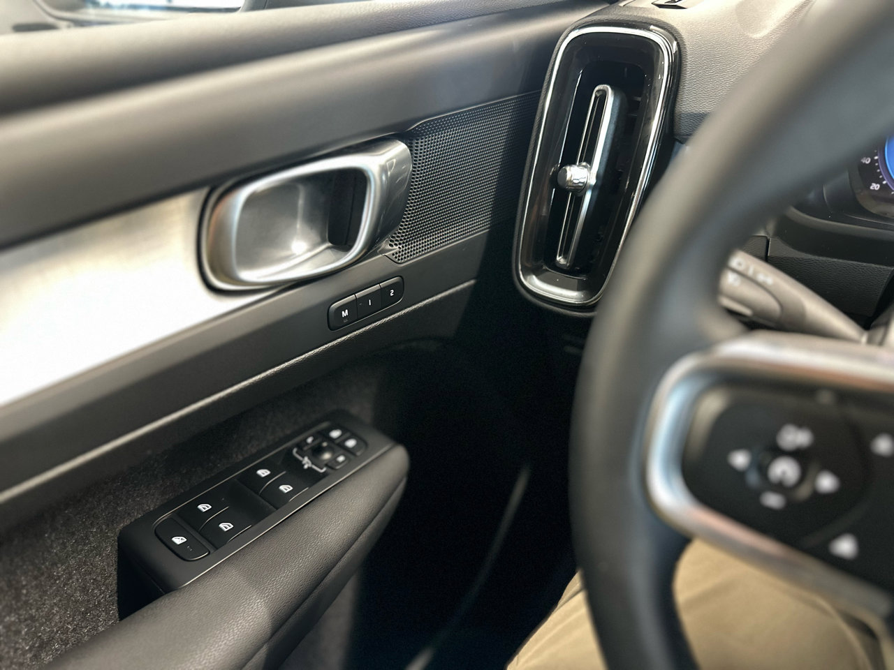 Used 2025 Volvo XC40 B5 Core image 24