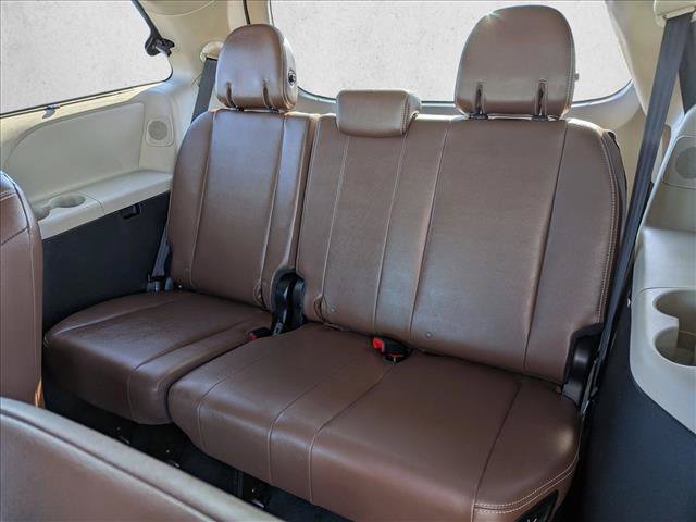 Used 2017 Toyota Sienna Limited w/ Preferred Accessory Package FWD image 18
