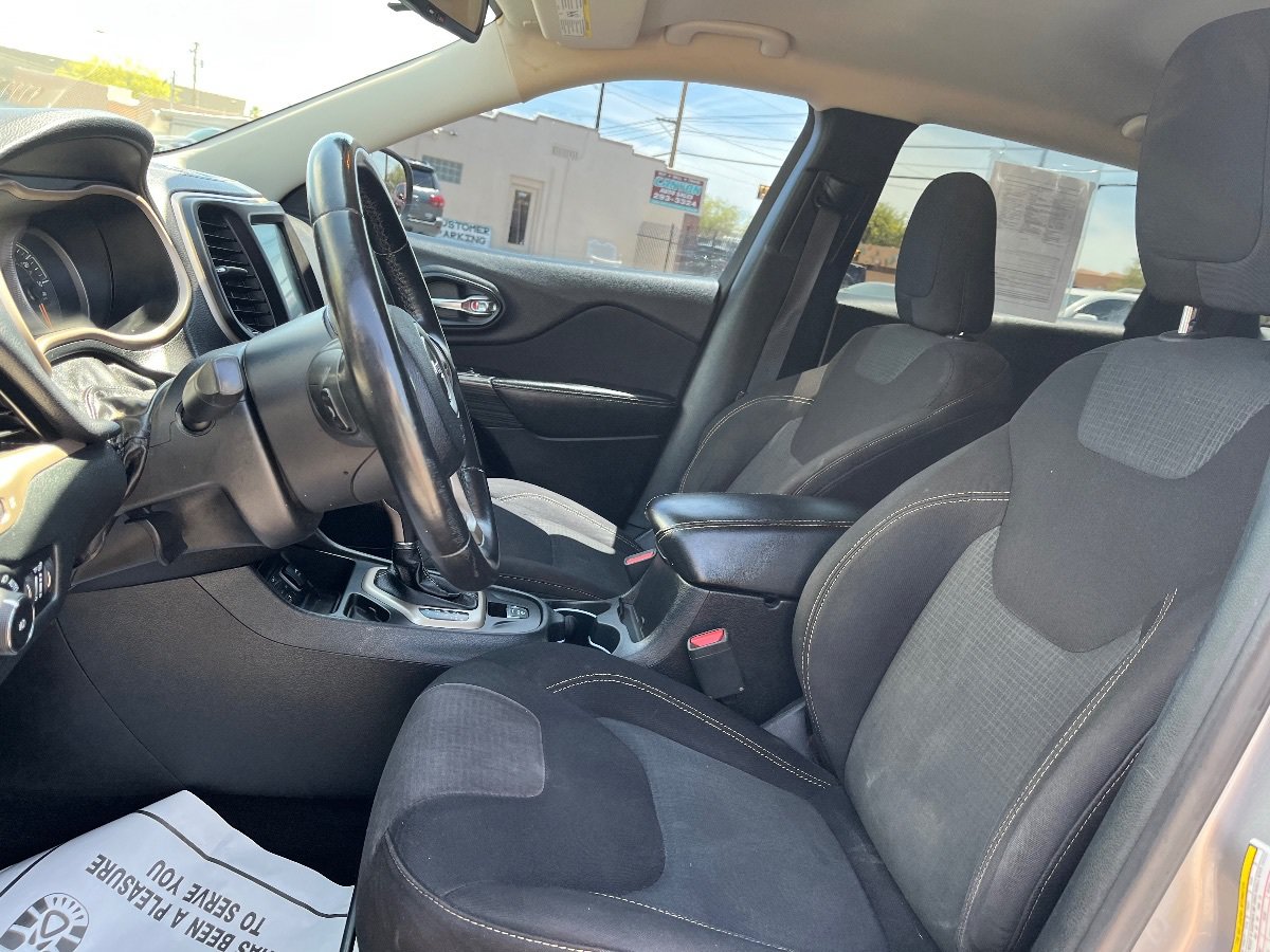 Used 2017 Jeep Cherokee Latitude FWD image 23