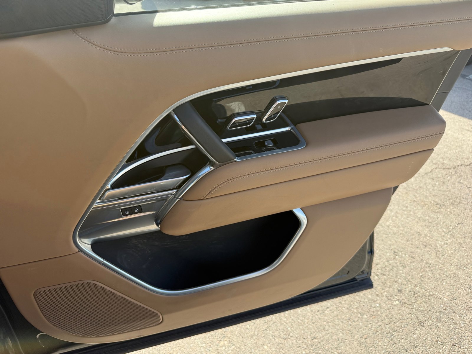 Used 2025 Land Rover Range Rover SE image 16