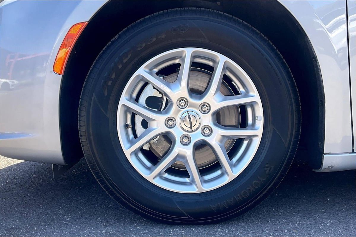 Used 2024 Chrysler Pacifica Touring-L image 9