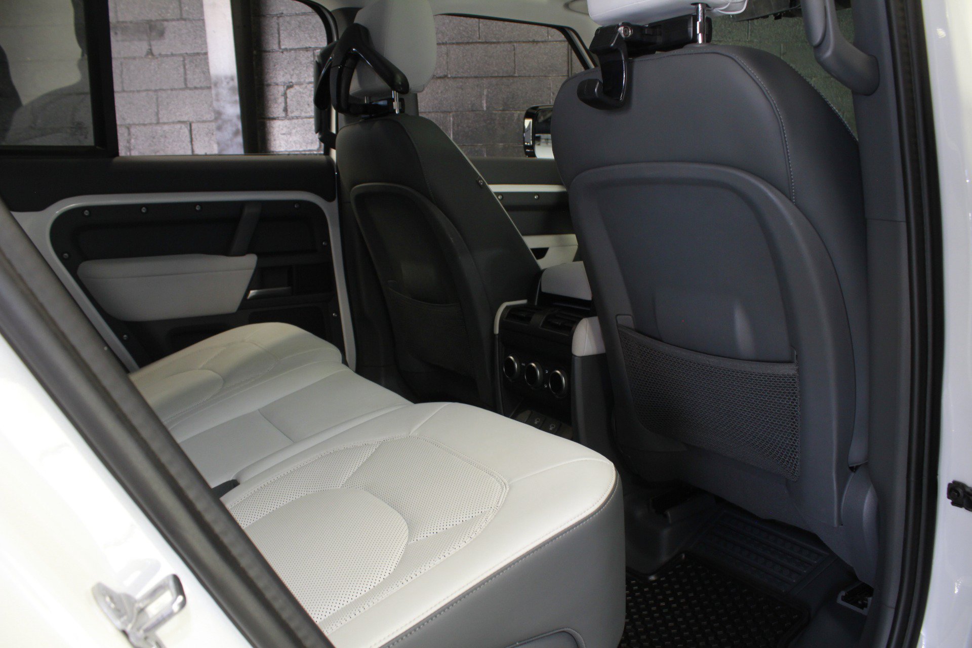 Used 2025 Land Rover Defender 110 X-Dynamic SE AWD/4WD image 47