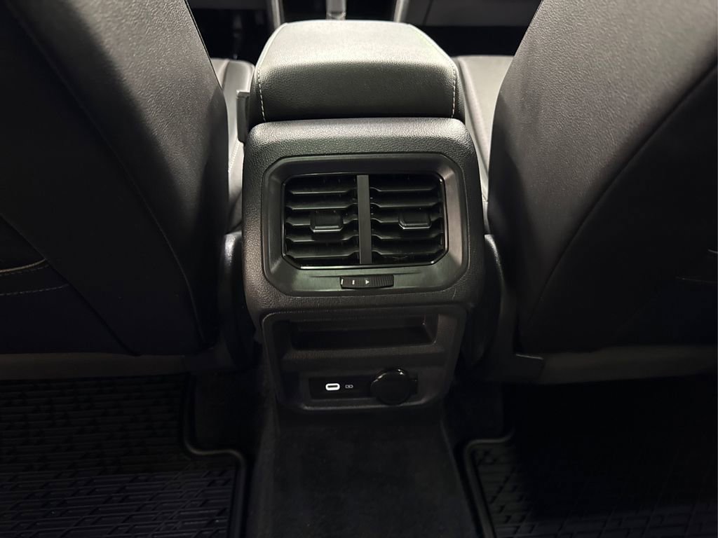 Used 2022 Volkswagen Tiguan SE image 32
