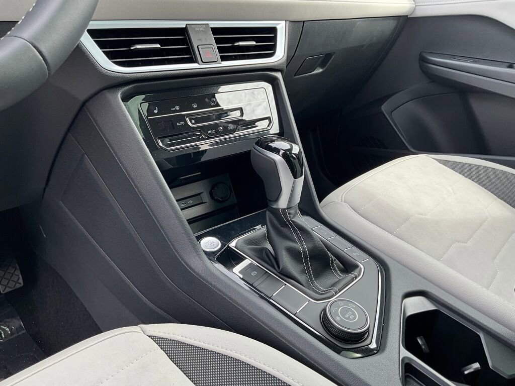 New 2025 Volkswagen Taos SE image 18