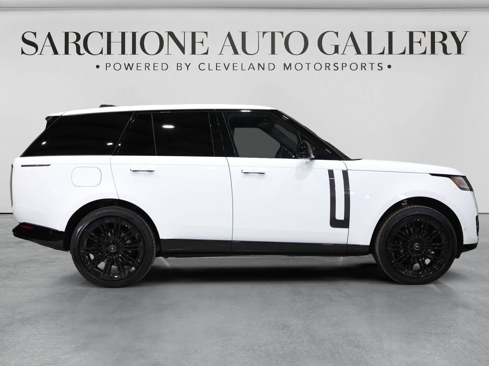 Used 2025 Land Rover Range Rover SE AWD/4WD image 3