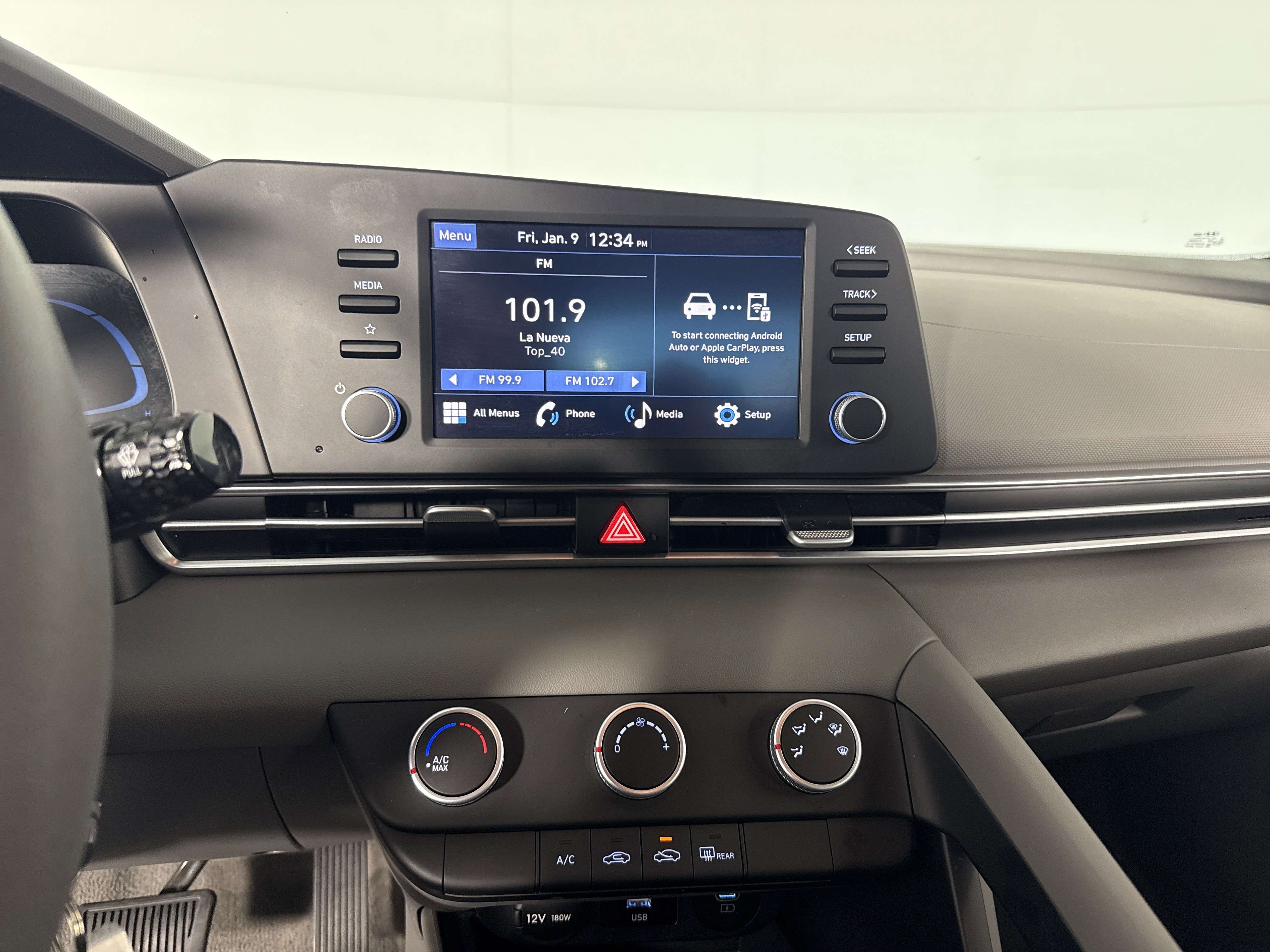 Used 2024 Hyundai Elantra SE image 25