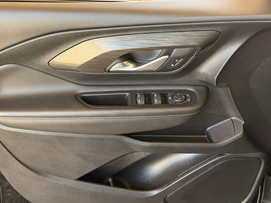Used 2022 GMC Terrain SLE w/ Elevation Edition FWD image 3