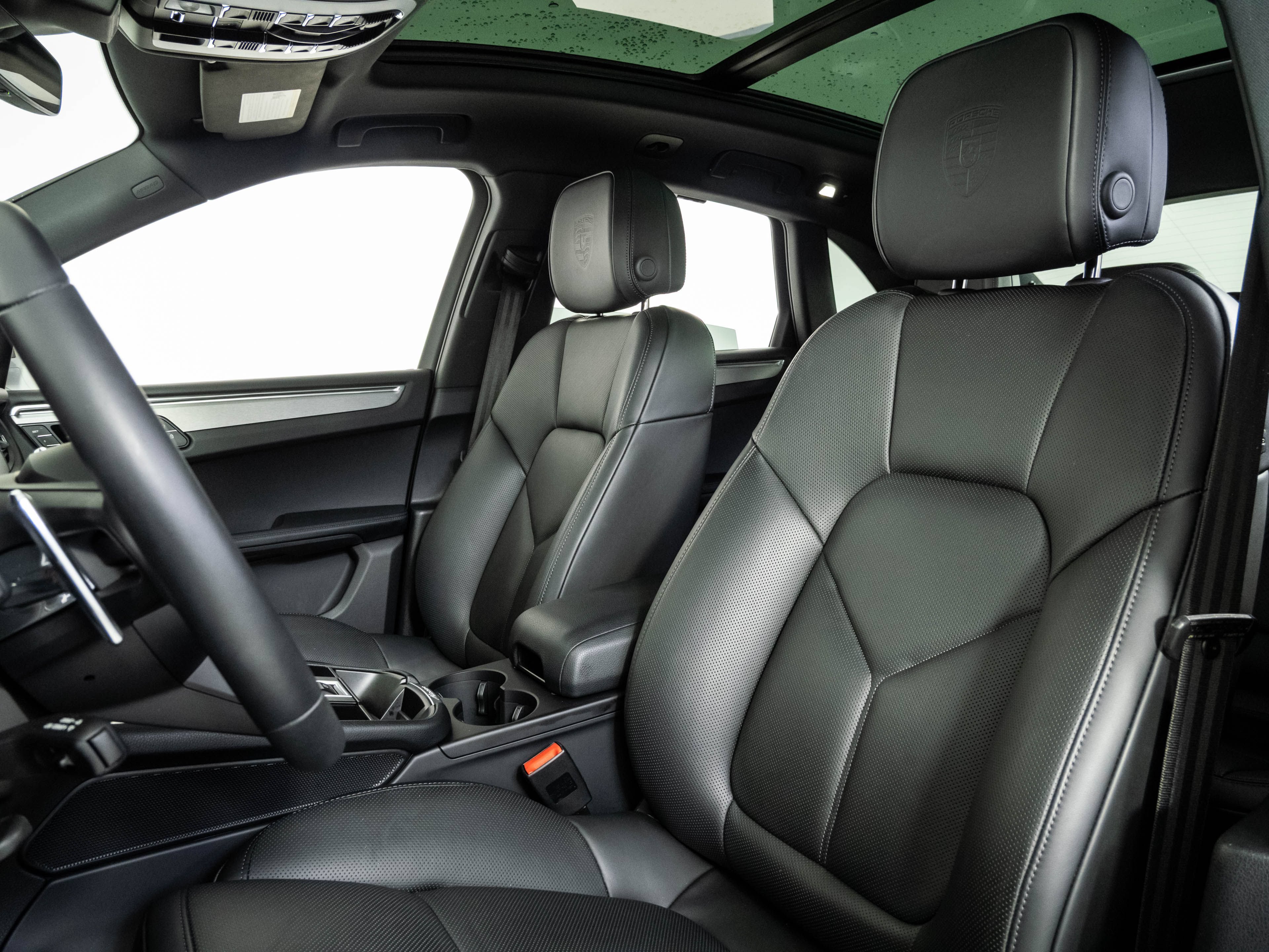 Certified 2026 Porsche Macan AWD/4WD image 5