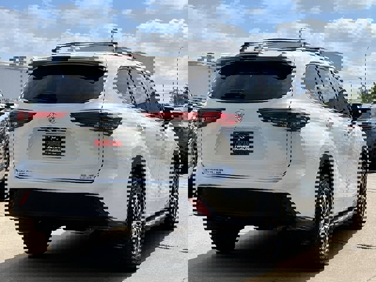 Used 2022 Toyota Highlander XLE image 4