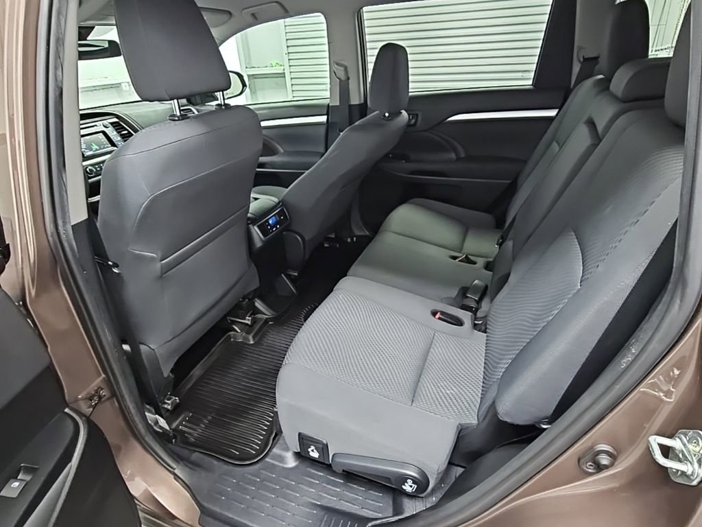 Used 2019 Toyota Highlander LE FWD image 28