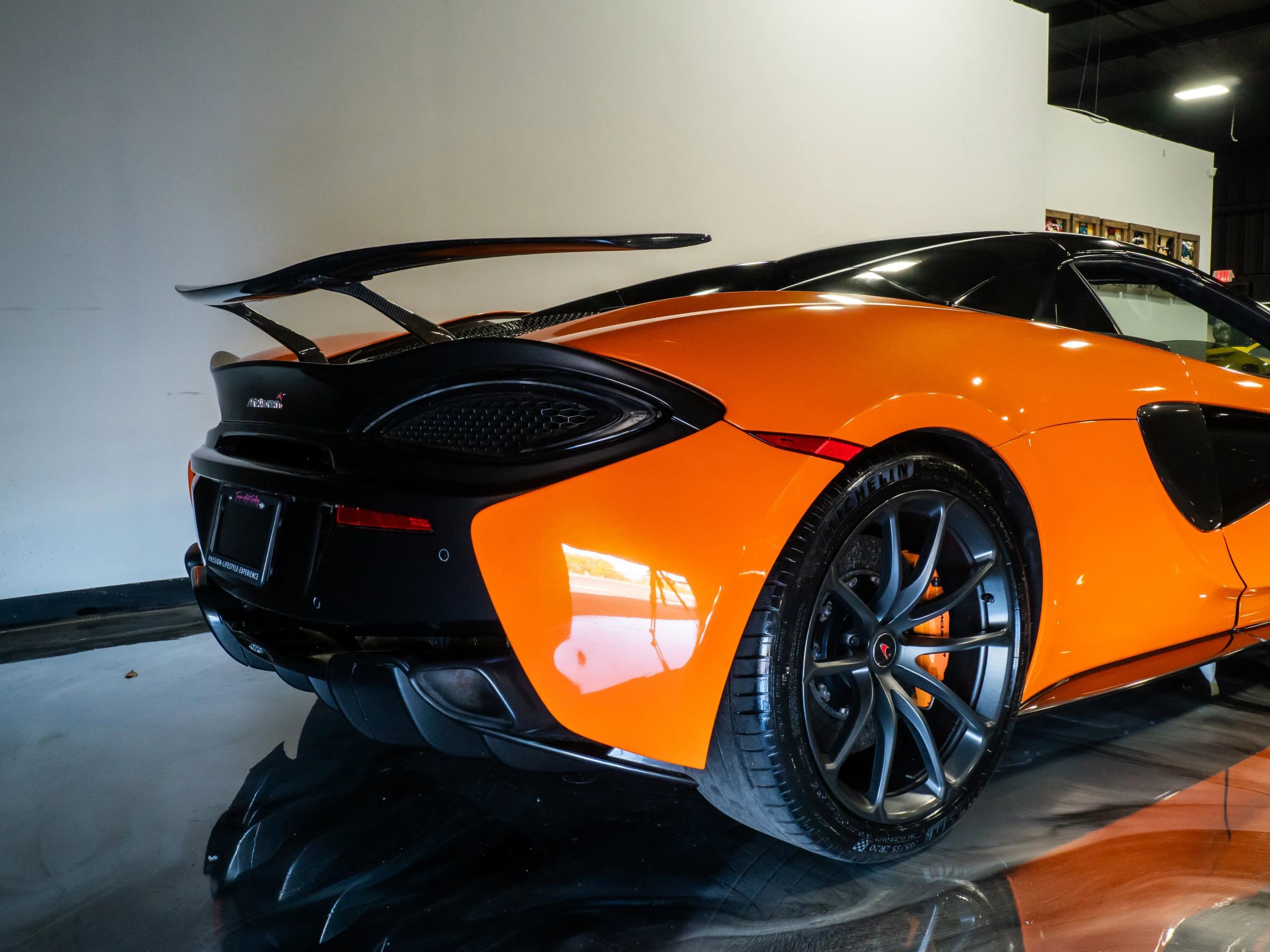 Used 2018 McLaren 570S Spider image 8