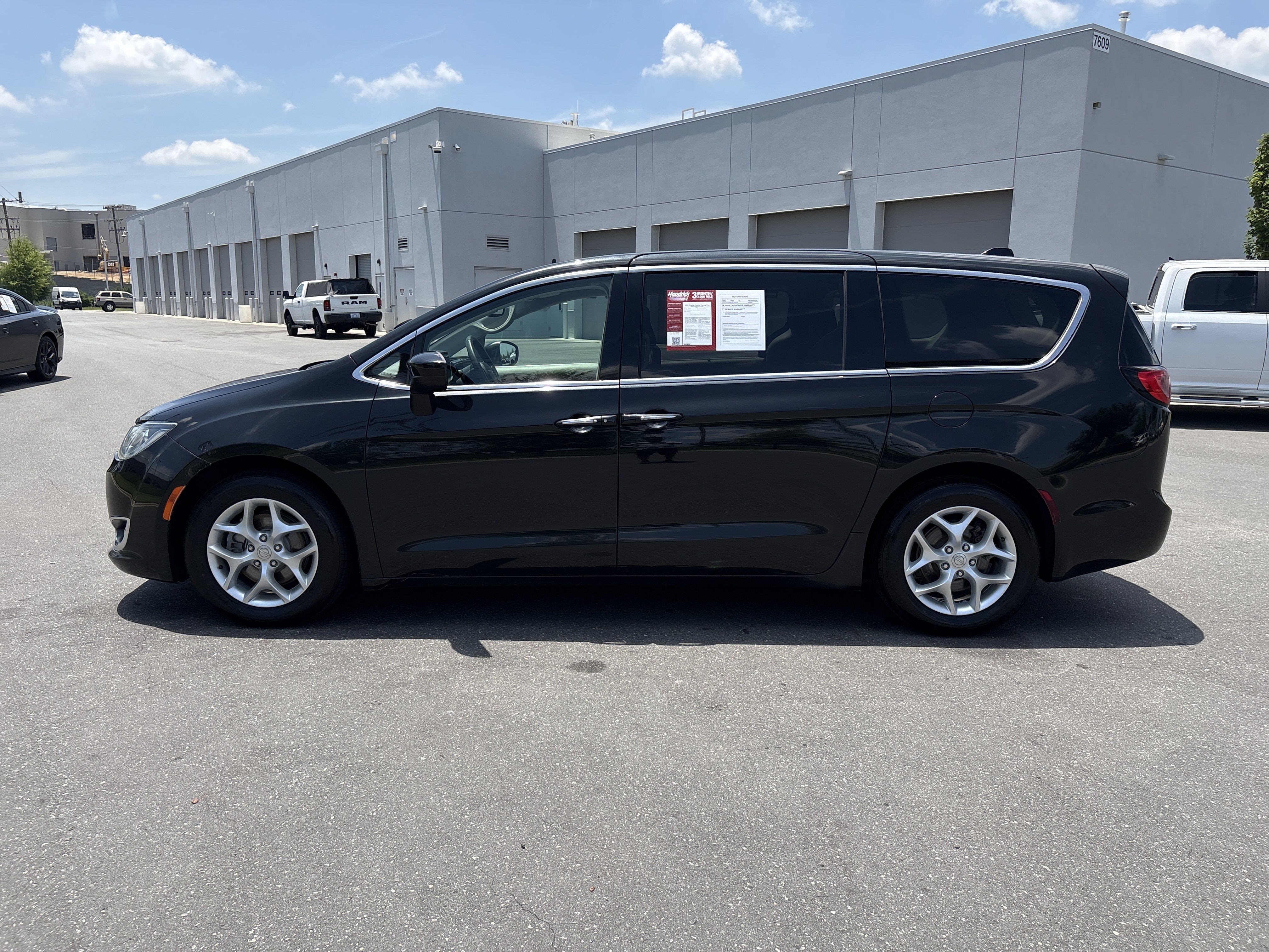 Used 2017 Chrysler Pacifica Touring Plus w/ Tire & Wheel Group FWD image 6