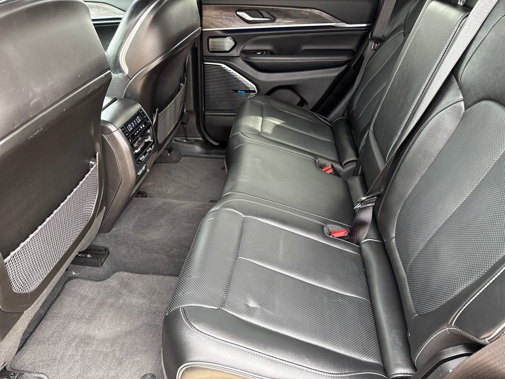 Used 2022 Jeep Grand Cherokee Overland w/ Luxury Tech Group IV AWD/4WD image 19
