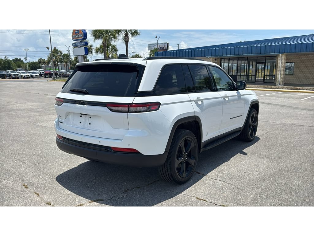 Used 2023 Jeep Grand Cherokee Altitude AWD/4WD image 6