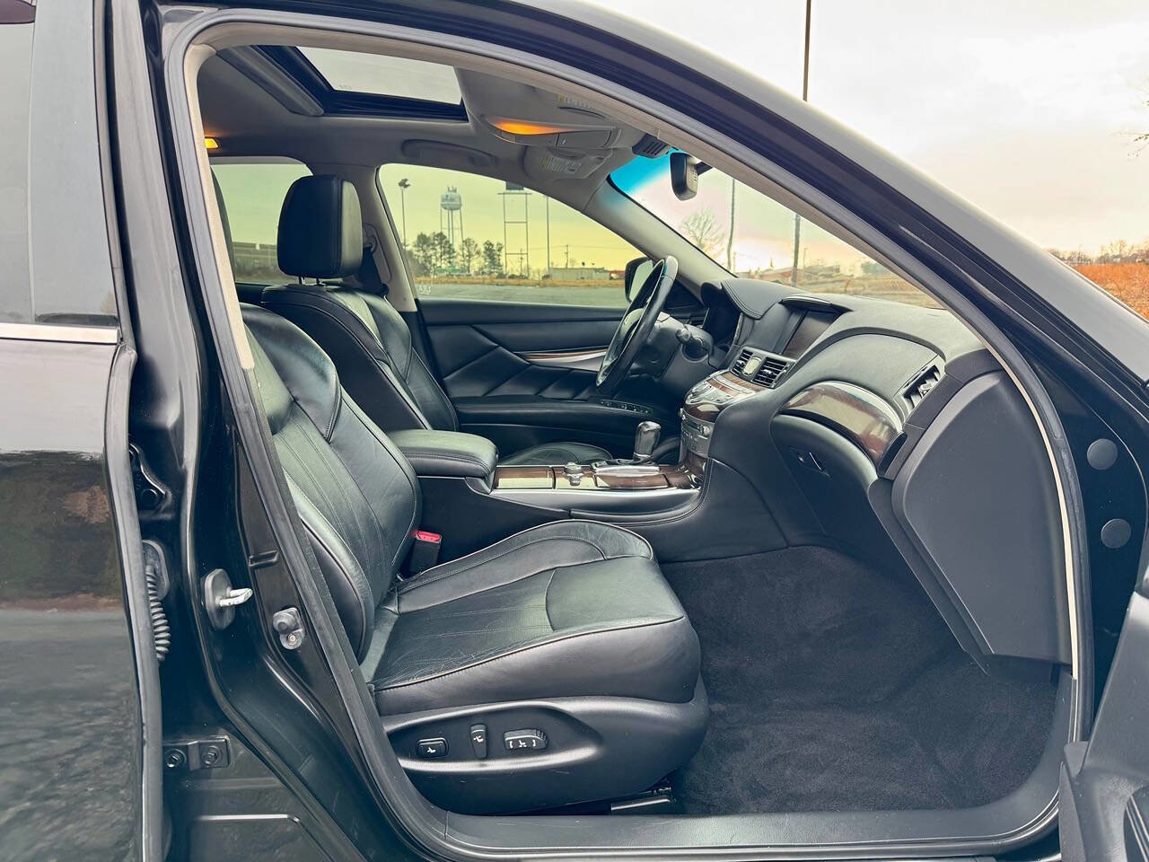 Used 2012 INFINITI M56 x w/ Deluxe Touring Pkg image 17