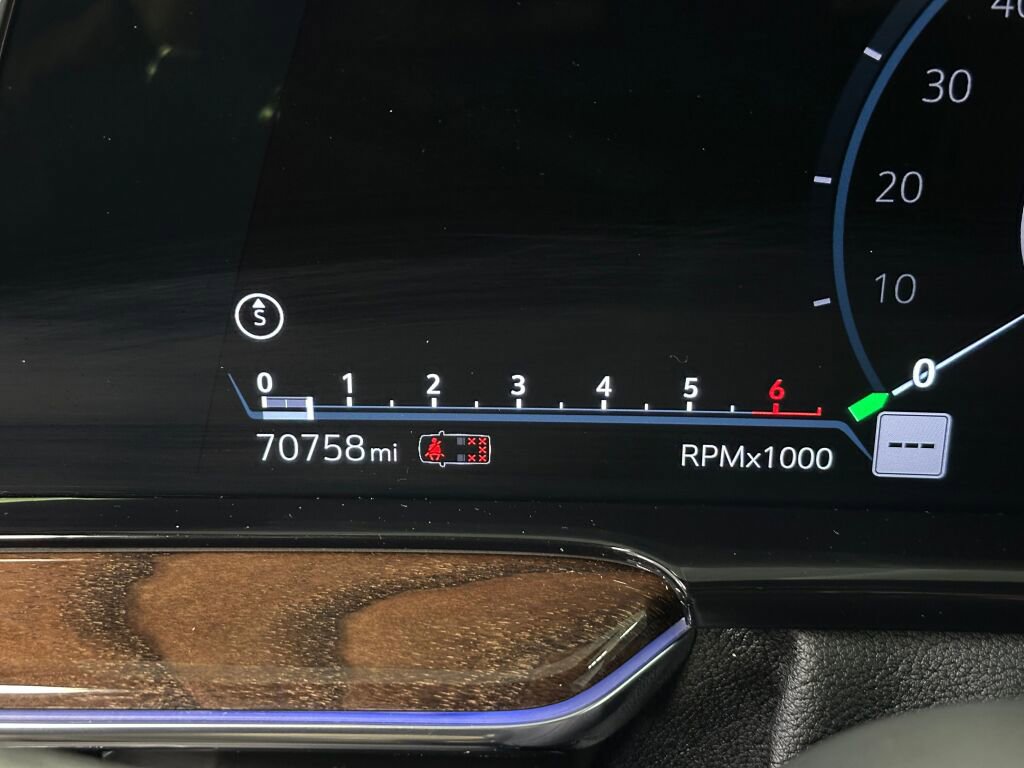 Used 2021 Cadillac Escalade Premium Luxury Platinum image 3