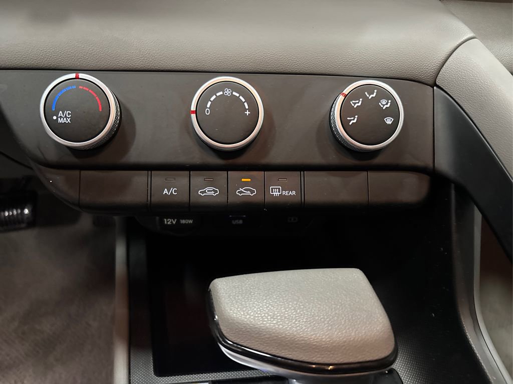 Used 2024 Hyundai Elantra SE image 30