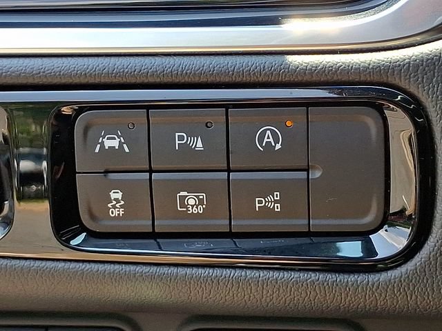 Used 2025 GMC Yukon XL Denali AWD/4WD image 25