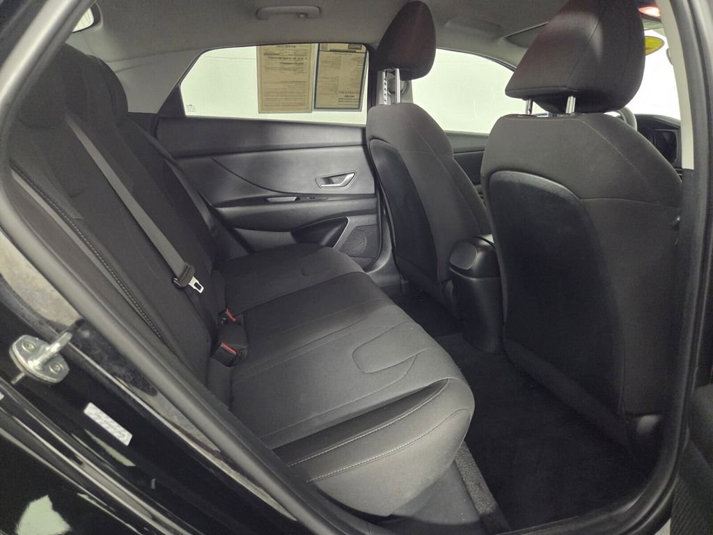 Used 2021 Hyundai Elantra SE image 31
