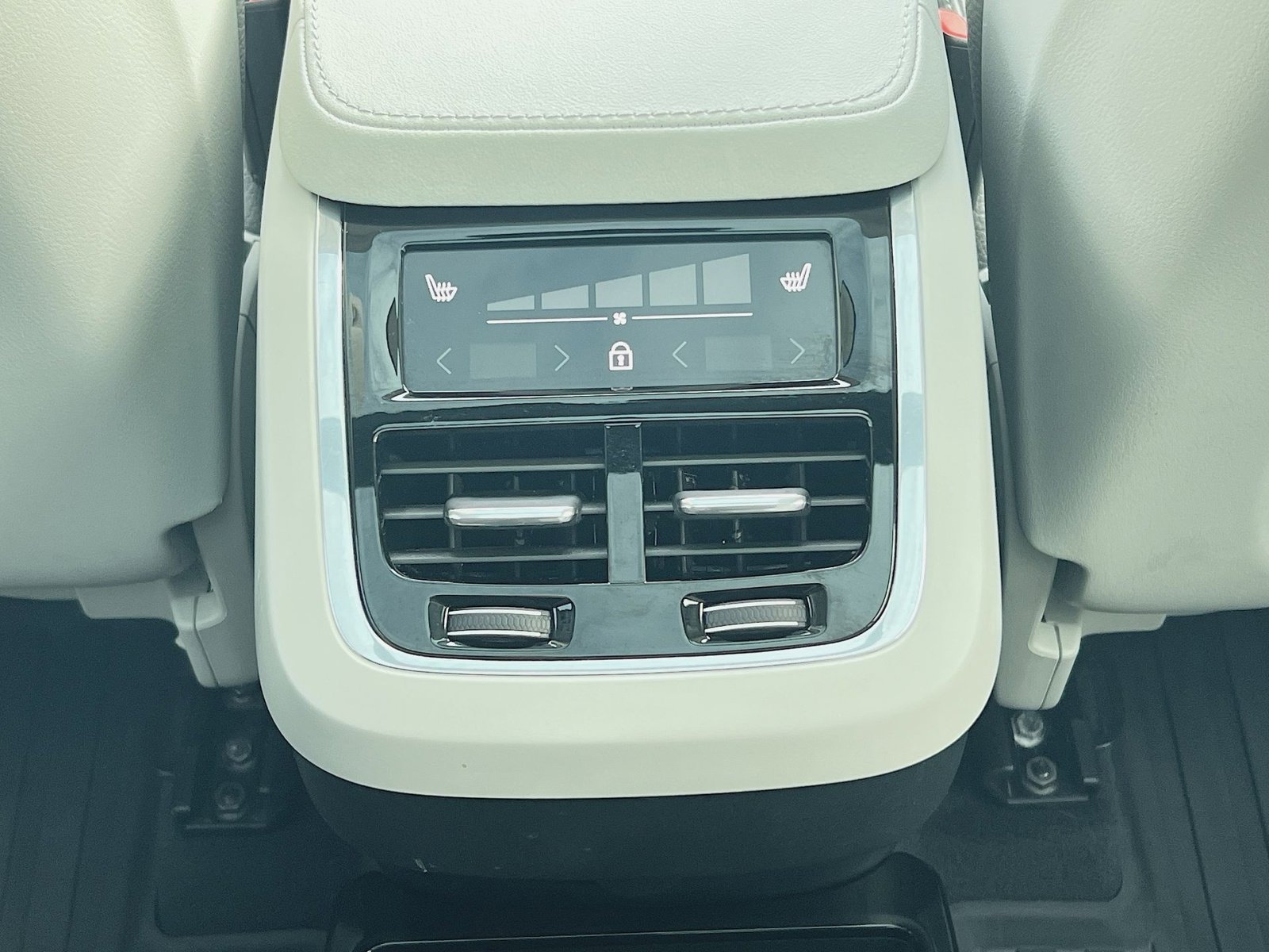 Certified 2023 Volvo XC90 B6 Plus w/ Protection Package Premier image 23