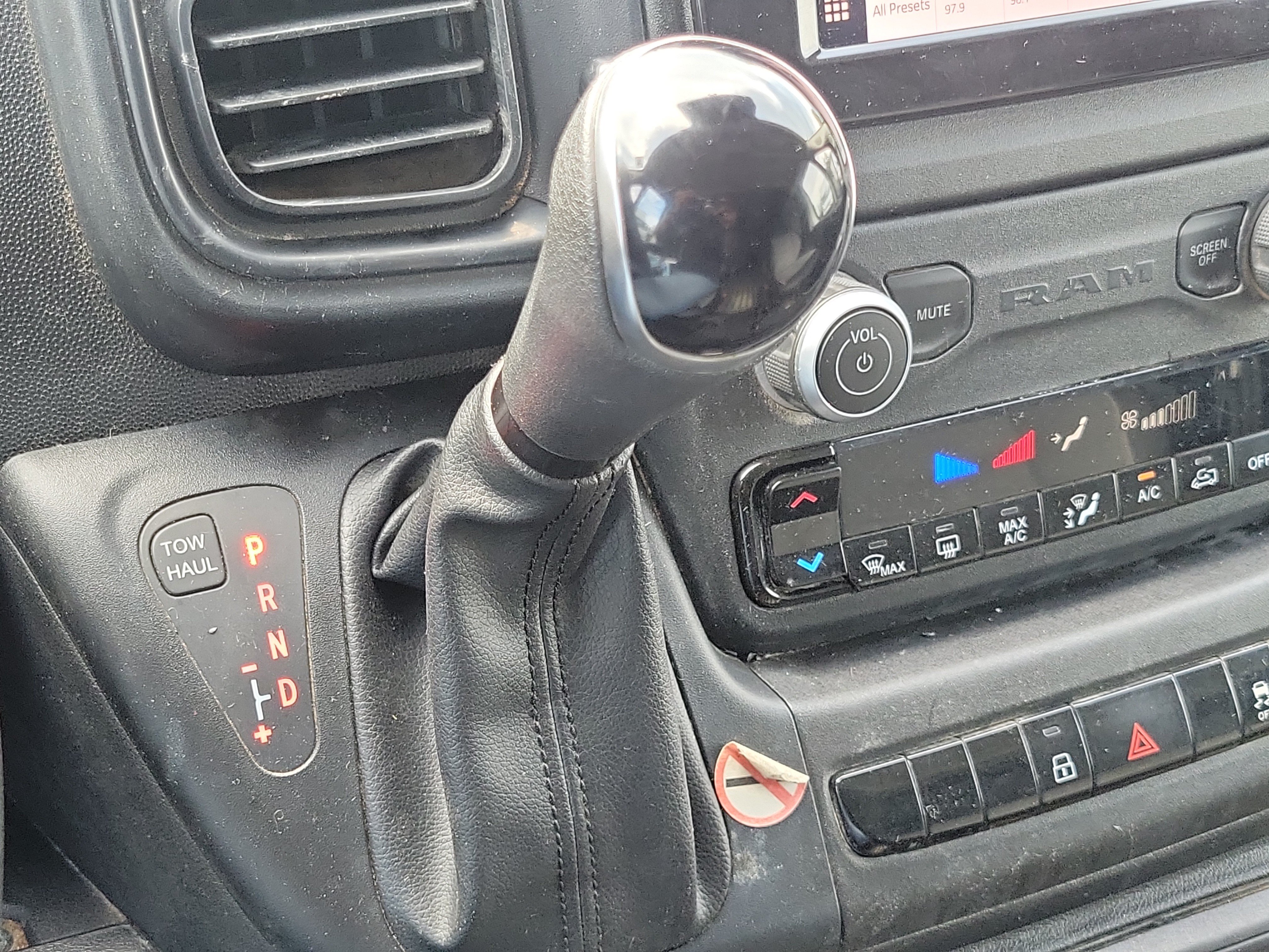 Used 2024 RAM ProMaster 2500 w/ Convenience Group FWD image 18