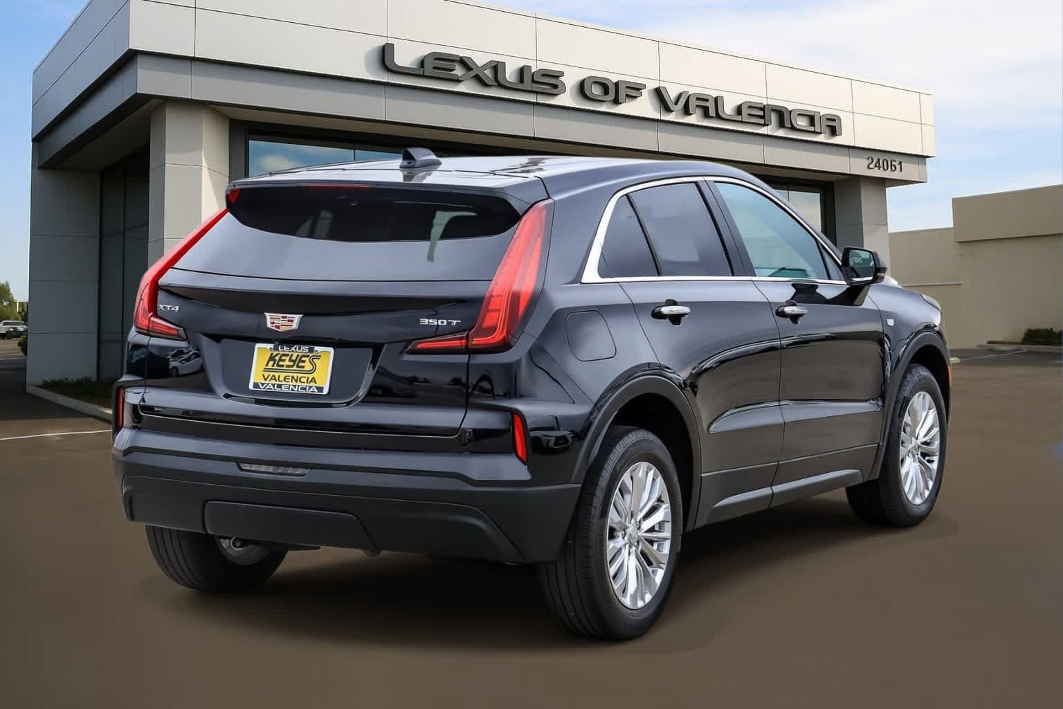 Used 2024 Cadillac XT4 Luxury w/ Cold Weather Package FWD image 4