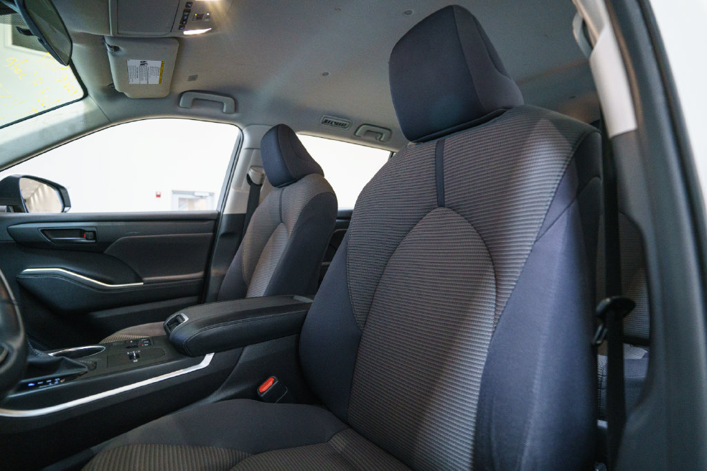 Used 2023 Toyota Highlander LE FWD image 4
