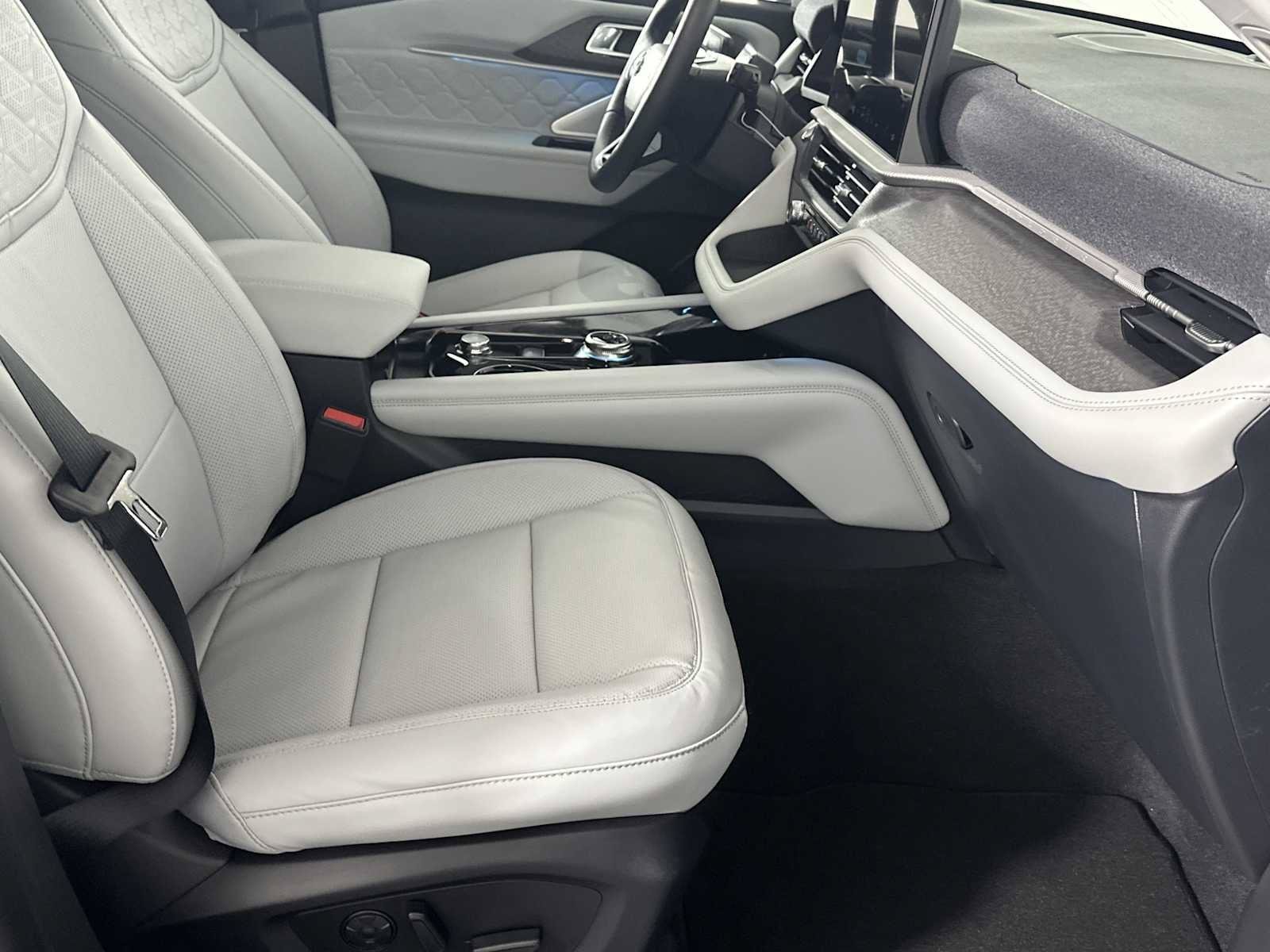 New 2026 Ford Explorer Platinum w/ LUX Leather Package AWD/4WD image 15
