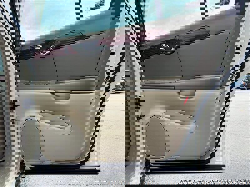 Used 2001 Cadillac De Ville w/ Comfort/Convenience Pkg image 28