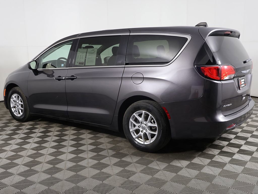 Used 2023 Chrysler Voyager LX image 9