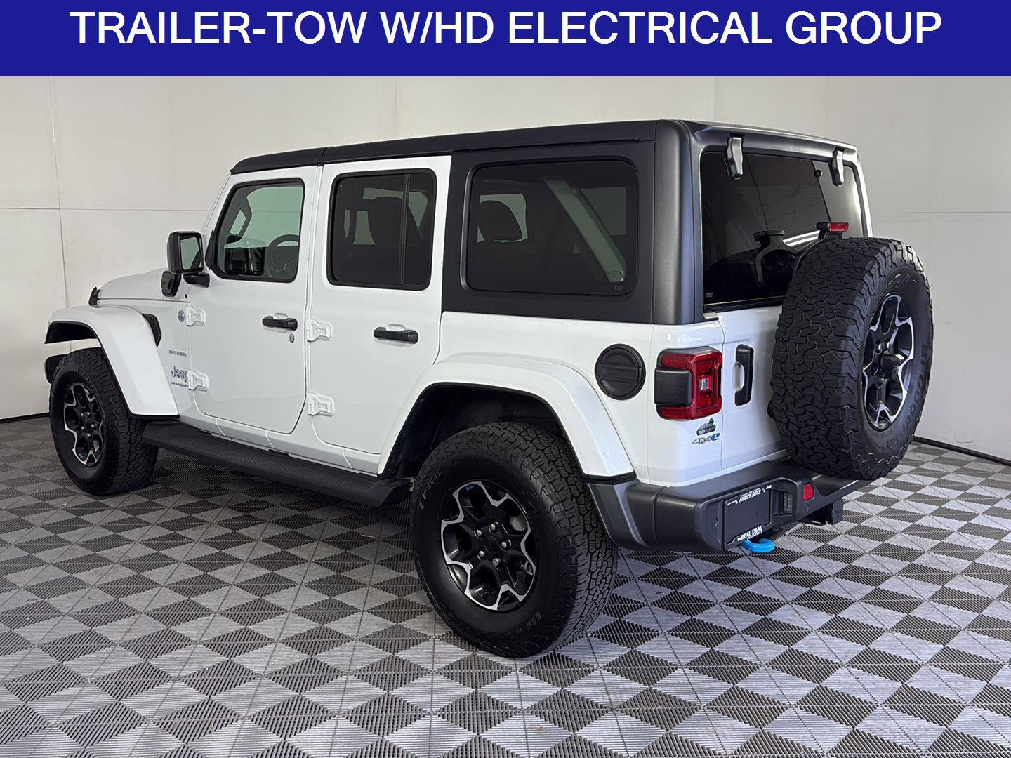 Used 2023 Jeep Wrangler Unlimited Sahara w/ Cold Weather Group AWD/4WD image 7