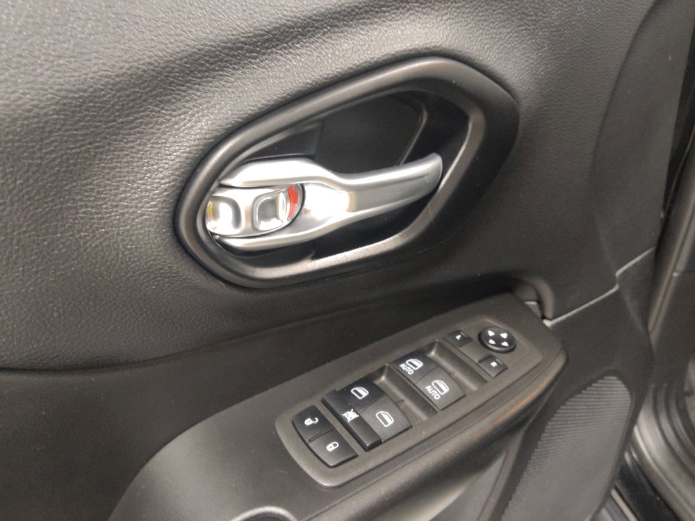 Used 2022 Jeep Cherokee Trailhawk AWD/4WD image 27