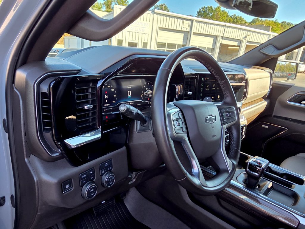 Used 2024 Chevrolet Silverado 1500 LT Trail Boss w/ Convenience Package II AWD/4WD image 15
